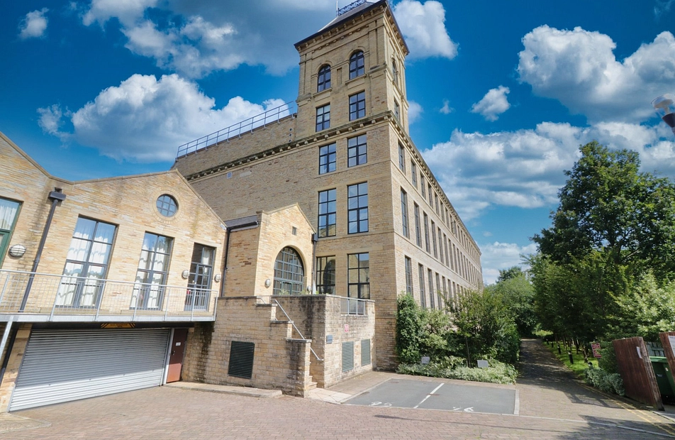 Meadow Road, Apperley Bridge, Bradford, West Yorkshire, BD10 - Hardisty