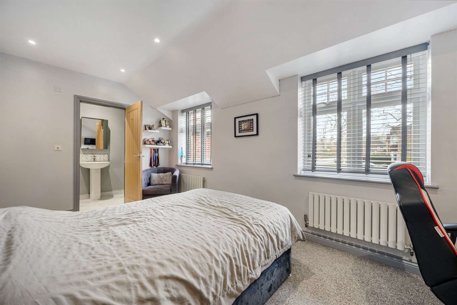 Foxholes Crescent, Calverley, Pudsey, West Yorkshire, LS28