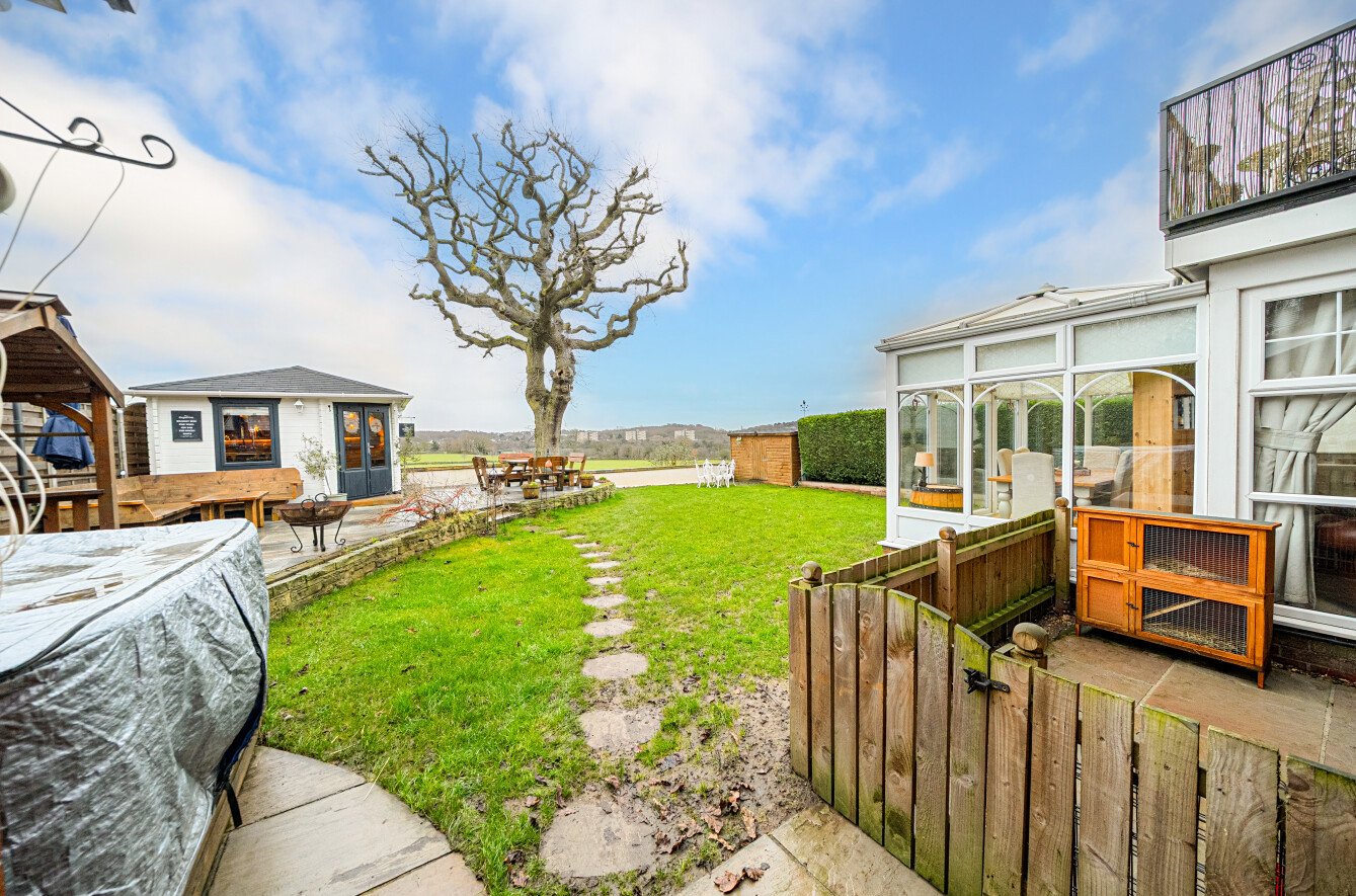 Dunstarn Gardens, Leeds, West Yorkshire, LS16